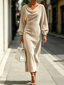Elegante vestido de terciopelo beige con cuello vuelto y mangas farol para la noche