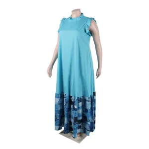Κομψό γαλάζιο μάξι φόρεμα σε μεγάλο μέγεθος με μοναδικό τύπωμα patchwork και λαιμόκοψη βολάν