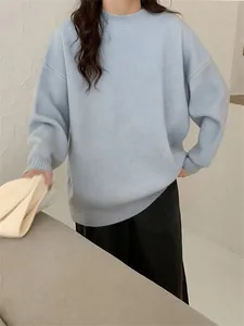 Vue détaillée d'un pull en maille vintage bleu clair oversize à col rond pour femme