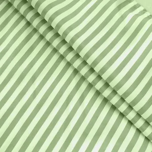 Primo piano della trama del tessuto a righe verde salvia e bianco per camicia estiva da donna