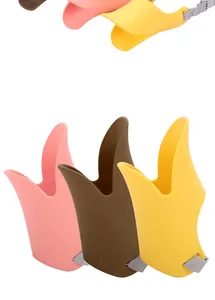 Detailweergave van kleurrijke siliconen hondenmuilkorven in eendenvorm, diverse kleuren.