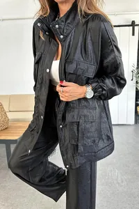 Elegante completo nero lucido con giacca e pantaloni con tasche cargo per donne