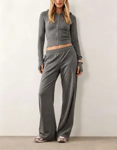 Vista dettagliata di un set grigio con felpa corta con cappuccio e pantaloni a gamba larga.