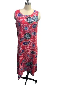 Ärmelloses böhmisches Maxikleid mit Print für Strandurlaub im Sommer