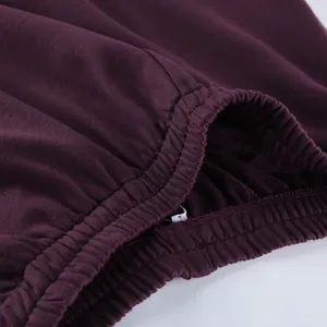 Primer plano de la cintura elástica y la textura de la tela de un pantalón deportivo morado.
