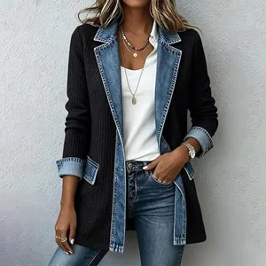 Chaqueta de punto acanalado negro para mujer con solapa y puños de mezclilla azul