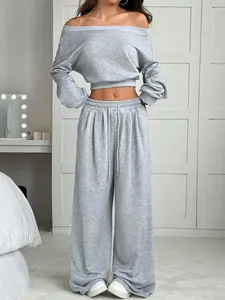 Vue détaillée de l'ensemble loungewear gris avec haut court à épaules dénudées et pantalon.