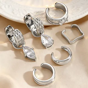 Élégant ensemble de bagues d'oreilles argentées et boucles d'oreilles en zircon