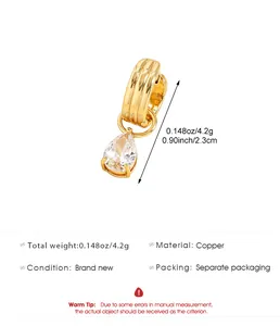 Vue détaillée de la boucle d'oreille dorée avec zircon et caractéristiques