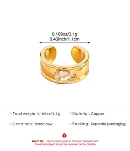Vue détaillée de ce ear cuff en cuivre doré avec un oxyde de zirconium en forme de poire.
