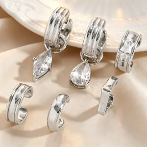 Gros plan d'un ensemble de boucles d'oreilles argentées avec zircons marquise.