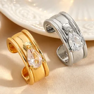 Détail rapproché de manchettes d'oreilles luxe or et argent avec pierres zircons en goutte