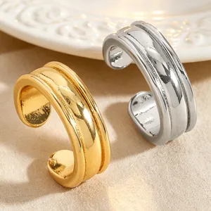 Vue détaillée de bagues d'oreille en forme de C double couche tons or et argent