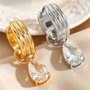 Vue détaillée de boucles d'oreilles à clip dorées et argentées avec zircone poire