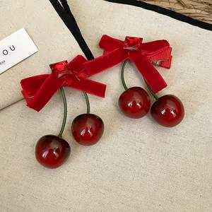 Elegante Haarklammern mit roter beflockter Schleife, Kirschanhängern und Strasssteinen
