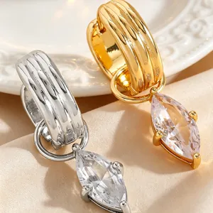 Détail de boucles d'oreilles luxe or et argent avec pendentifs en zircon marquise