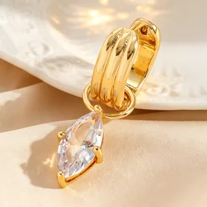 Vue détaillée d'une manchette d'oreille dorée de luxe avec un pendentif en zircon marquise