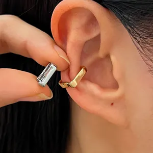 Vue détaillée d'un ensemble de bagues d'oreille dorées et de zircone marquise de luxe.