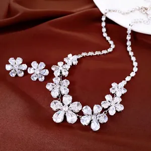 Conjunto de Joyas de Flores de Circonia Vintage Palaciego Collar de Cobre Incrustado con Diamantes de Imitación Pendientes para Mujer Joyería de Boda