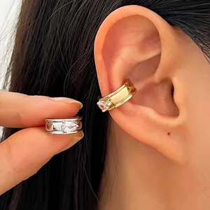 Vue détaillée de bagues d'oreille avec zircon marquise en finitions or et argent pour oreilles