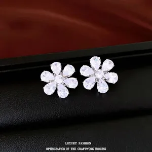Elegantes pendientes de botón con forma de flor y circonitas brillantes en gota