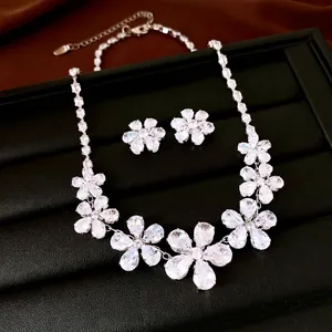 Elegante conjunto de collar y pendientes de flores de circón brillantes estilo retro
