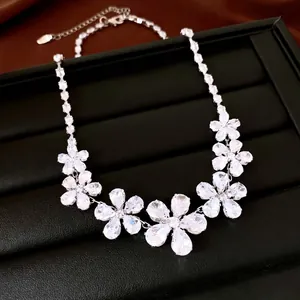 Collar de flores de circonita brillante estilo palacio vintage en bandeja de joyas