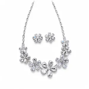 Elegante conjunto de collar y pendientes de flores de circonita en estilo vintage de lujo