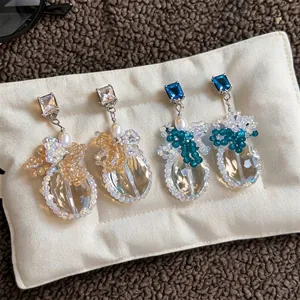 Eleganti orecchini pendenti in argento con zircone, perle e gocce di cristallo