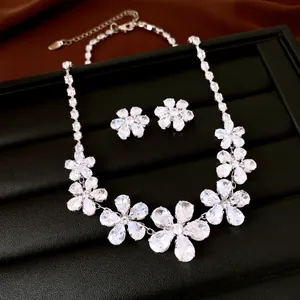 Elegante conjunto de joyas de flores con collar y pendientes de circonita brillante.