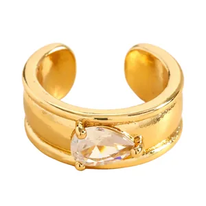 Vue détaillée d'un ear cuff doré de luxe orné d'un zircon brillant de taille marquise