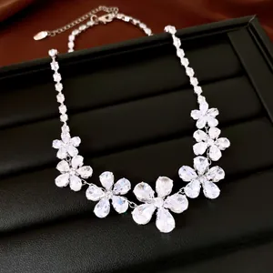 Detalle de collar de flores de circonita brillante en estilo palacio vintage