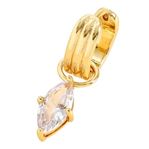Gros plan sur une bague d'oreille dorée avec un pendentif en zircon marquise
