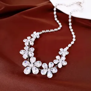 Detalle macro de collar floral brillante con circonitas de cristal brillantes en plata