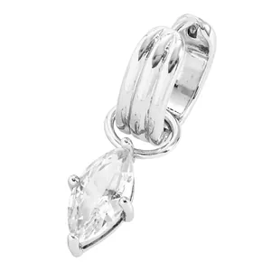 Gros plan d'un ear cuff argenté avec un pendentif en oxyde de zirconium taille marquise