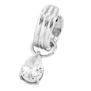 Vue détaillée d'un ear cuff argenté orné d'un brillant oxyde de zirconium en poire.