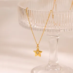 Elegante Detailansicht der Goldhalskette mit Sternanhänger und glitzerndem Strassstein