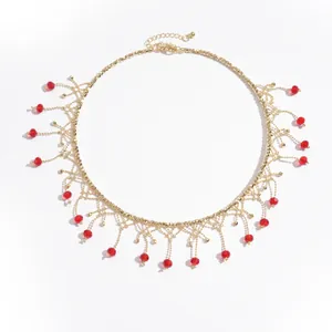Elegante Vintage Goldhalskette mit roten Glasperlen und geometrischen Quastenfransen