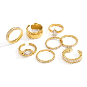 Set di anelli minimalisti in acciaio inossidabile placcato oro con pietre di zircone.