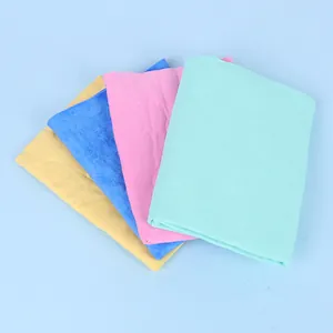 Lot de quatre serviettes absorbantes en peau de chamois synthétique pour animaux.