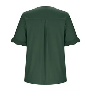 Vista detallada trasera de blusa verde oscuro con mangas de volante y pliegue central
