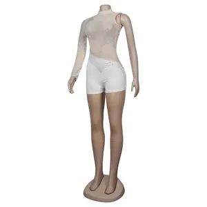 Dettaglio di un body sexy in rete con brillanti decorazioni in strass