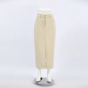 Eleganter beiger matter PU-Leder Midirock mit Frontschlitz für professionelle Damen.