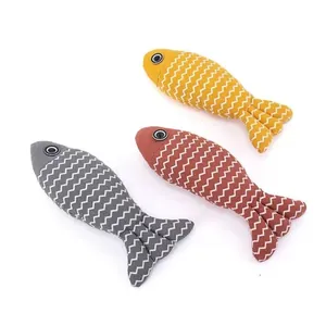 Set aus drei bunten Fisch-Katzenminze-Spielzeugen mit Zickzack-Muster.