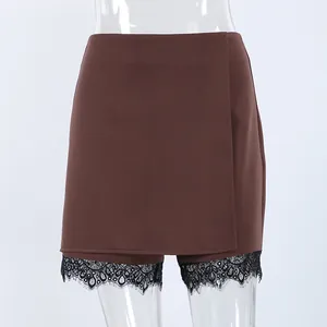 Detailansicht brauner High-Waist Hosenrock mit eleganter schwarzer Spitzenkante.