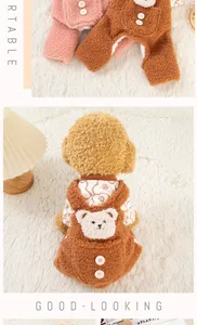 Detailansicht der flauschigen Haustier-Overalls mit süßer Bärenstickerei und Druckknöpfen