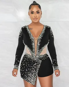 Dettaglio tutina sexy in rete nera decorata con strass scintillanti e perle