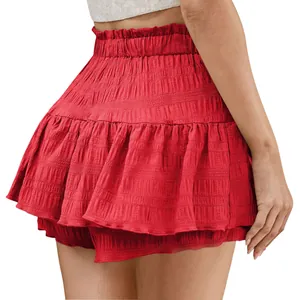 Vista posteriore dettagliata della gonna pantalone rossa con trama di tessuto plissettato