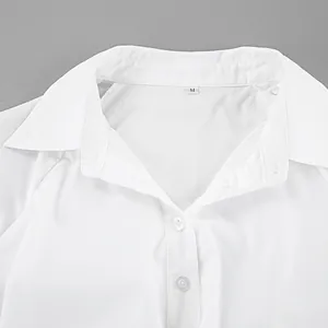 Detaillierte Nahaufnahme des weißen Polo-Hemdkragens und der Knopfleiste Details