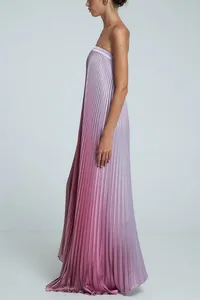 Vue latérale détaillée d'une élégante robe longue plissée bustier avec dégradé de couleur